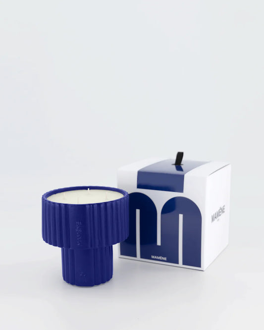 "Bougie Podium Large bleu cobalt - ROSA : Tubéreuse, Petit grain, Jasmin" - MAMÈNE