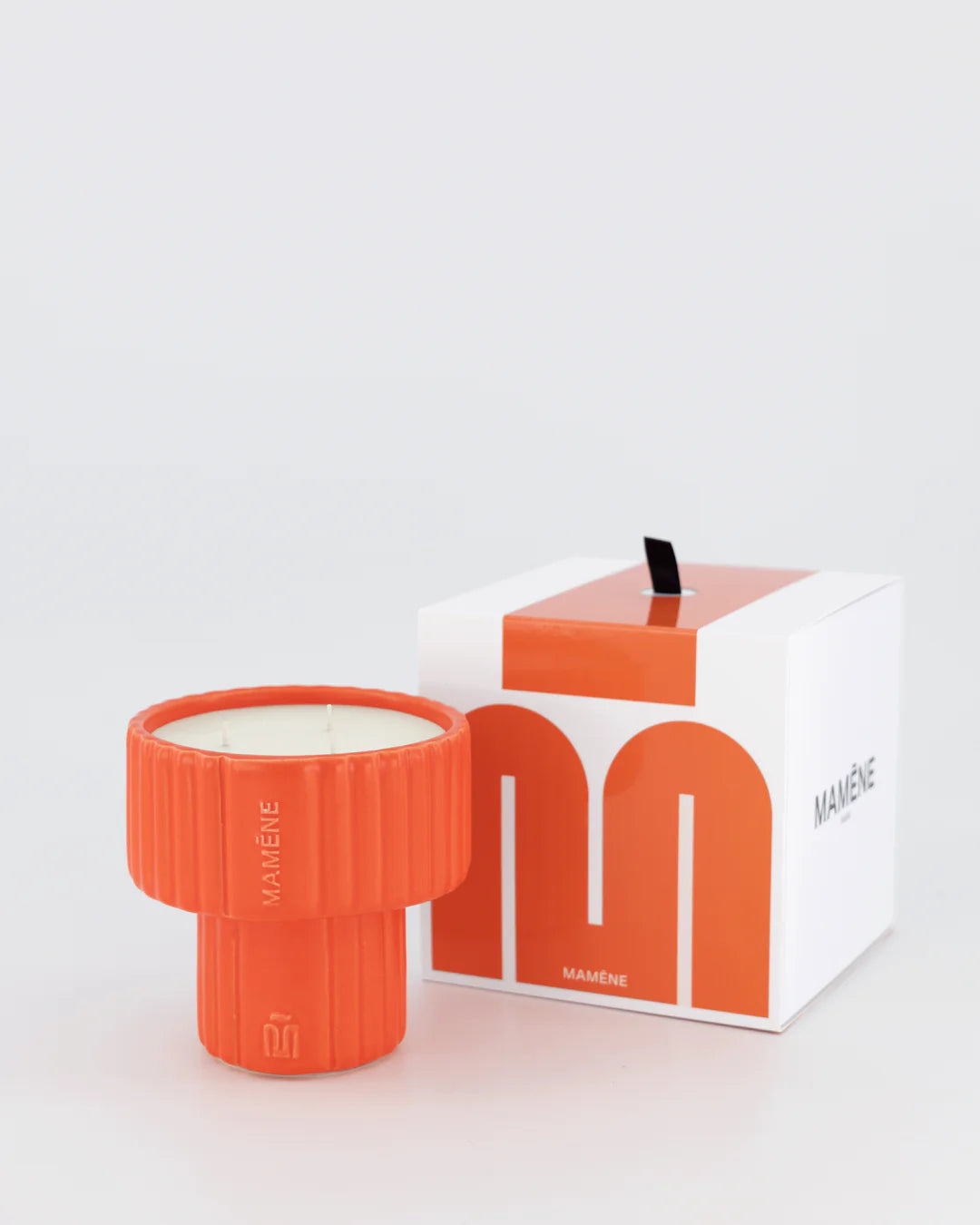 "Bougie Podium Medium orange corail - YVON : Cèdre de Virginie, Santal, Cuir Ambré" - MAMÈNE