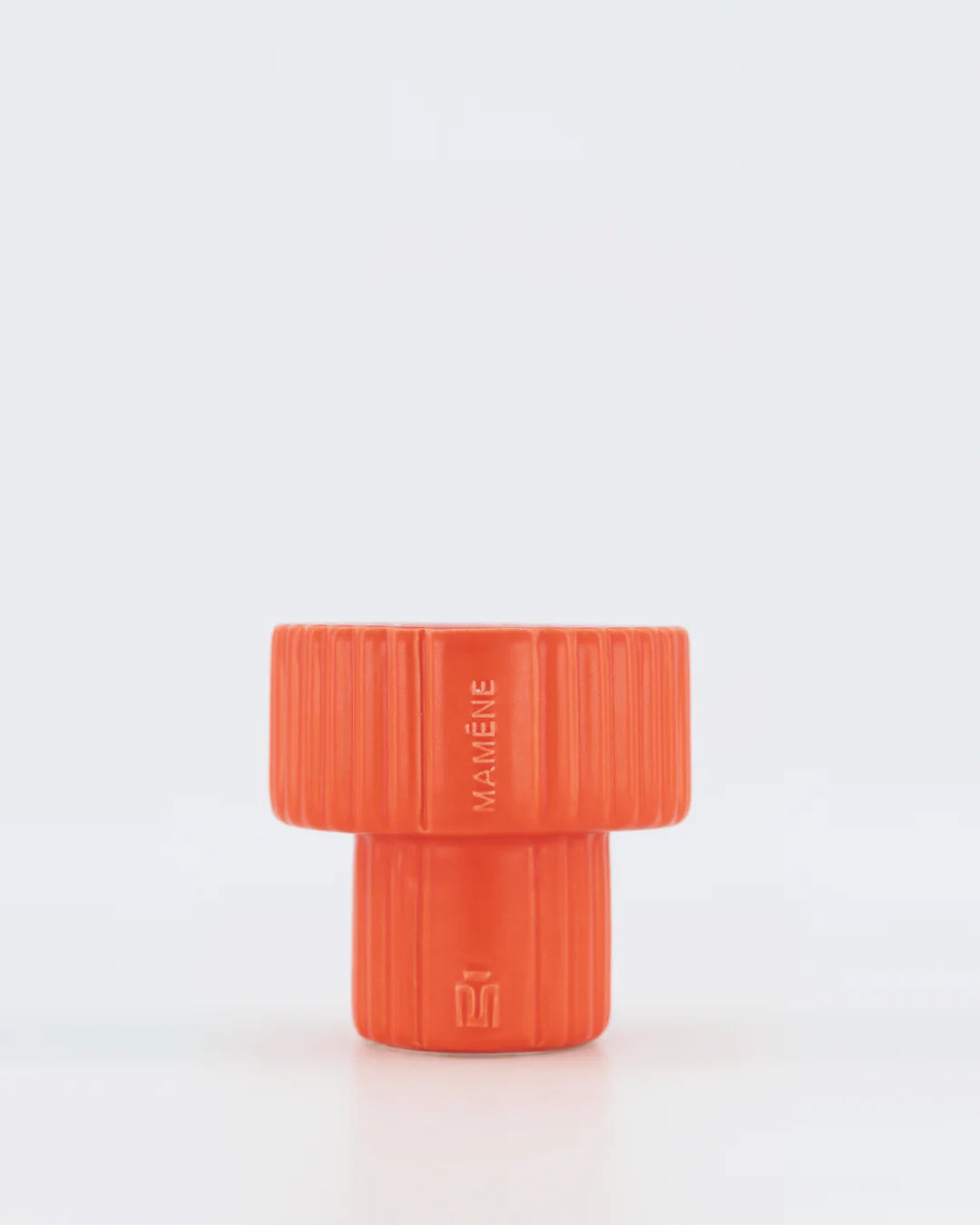 "Bougie Podium Medium orange corail - YVON : Cèdre de Virginie, Santal, Cuir Ambré" - MAMÈNE