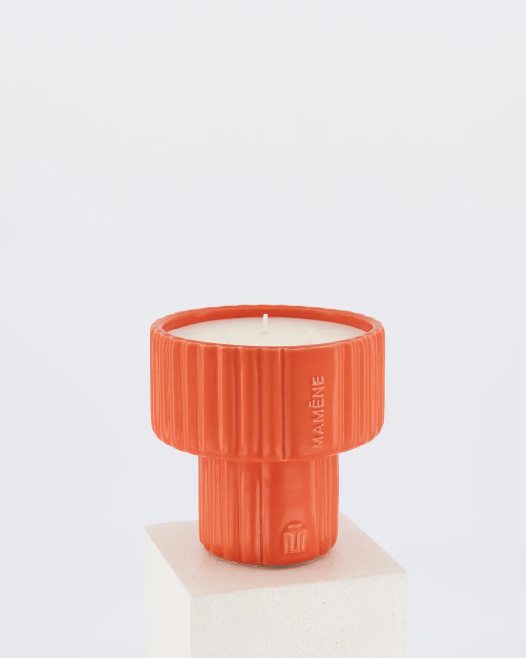 "Bougie Podium Medium orange corail - YVON : Cèdre de Virginie, Santal, Cuir Ambré" - MAMÈNE