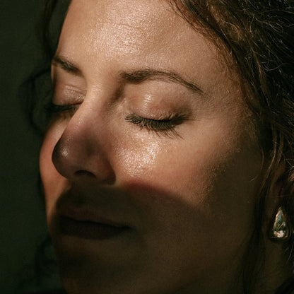 Application de la crème teintée SPF50 Aurore Soleil Chéri sur le visage Maison Diaphane