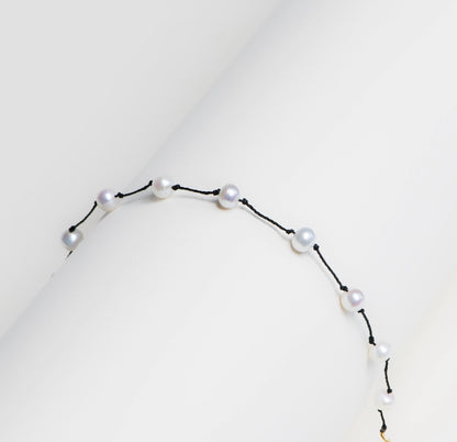 bijou-bracelet-perles-blanches-noir-parisrennes-maison-diaphane