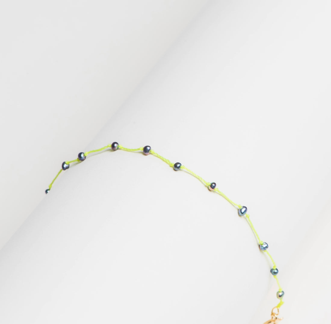 bijou-bracelet-perles-noires-jaune-parisrennes-maison-diaphane