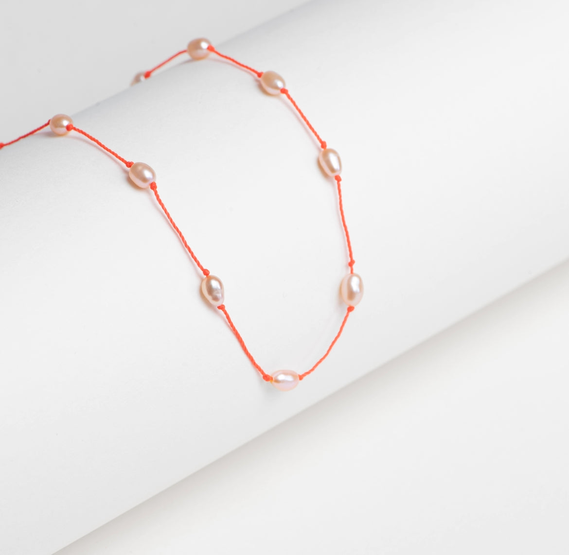 bijou-collier-perles-rose-fluo-parisrennes-maison-diaphane