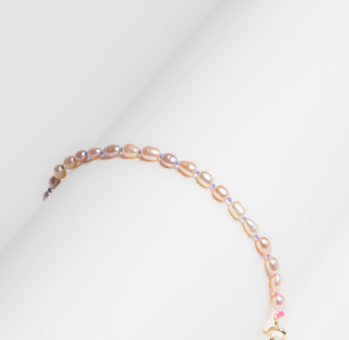 Bracelet PARISRENNES avec perles olives rosées et fil tie and dye coloré Maison Diaphane
