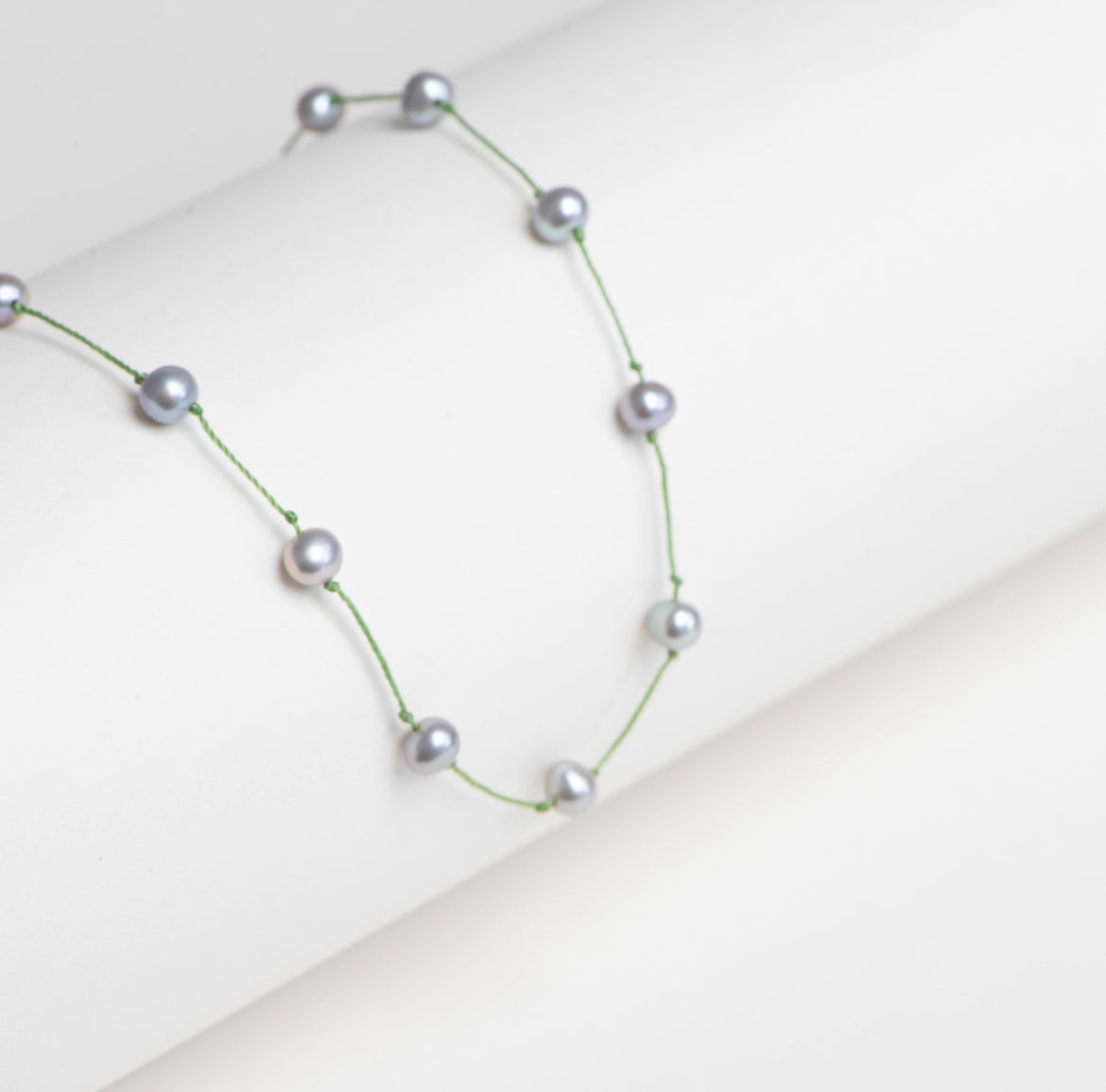 Collier PARISRENNES avec perles grises et fil vert olive au design naturel et lumineux Maison Diaphane