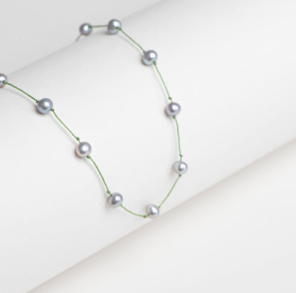 Collier PARISRENNES avec perles grises et fil vert olive au design naturel et lumineux Maison Diaphane