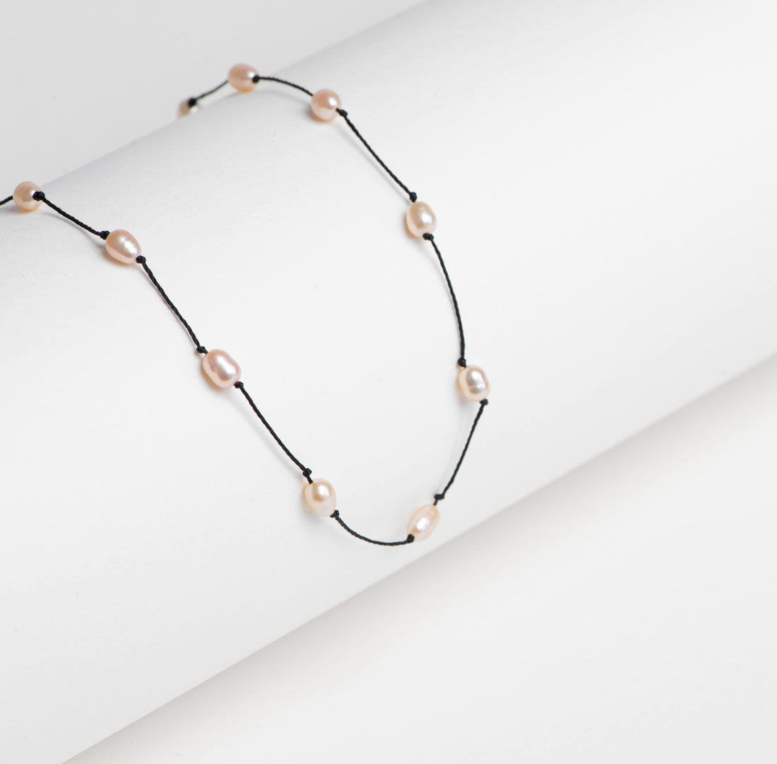 Collier PARISRENNES avec perles olives rosées et fil noir au design minimaliste et lumineux Maison Diaphane