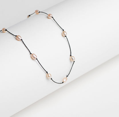 Collier PARISRENNES avec perles olives rosées et fil noir au design minimaliste et lumineux Maison Diaphane