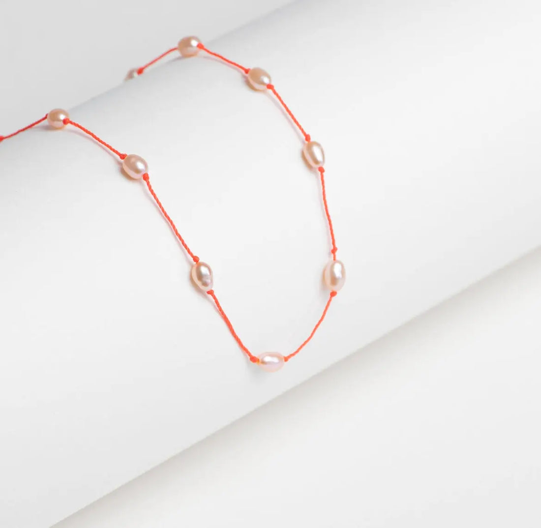 Collier PARISRENNES avec perles olives rosées et fil rouge fluo au design lumineux et contemporain Maison Diaphane