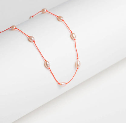 Collier PARISRENNES avec perles olives rosées et fil rouge fluo au design lumineux et contemporain Maison Diaphane