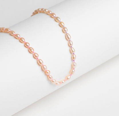 Collier PARISRENNES avec perles olives rosées et fil tie and dye inspiré des paysages marins Maison Diaphane
