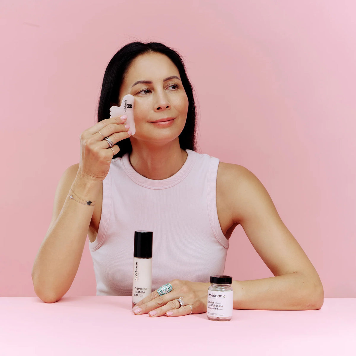Gua sha sculptant corps en quartz rose – vue 2 - Holidermie | Maison Diaphane