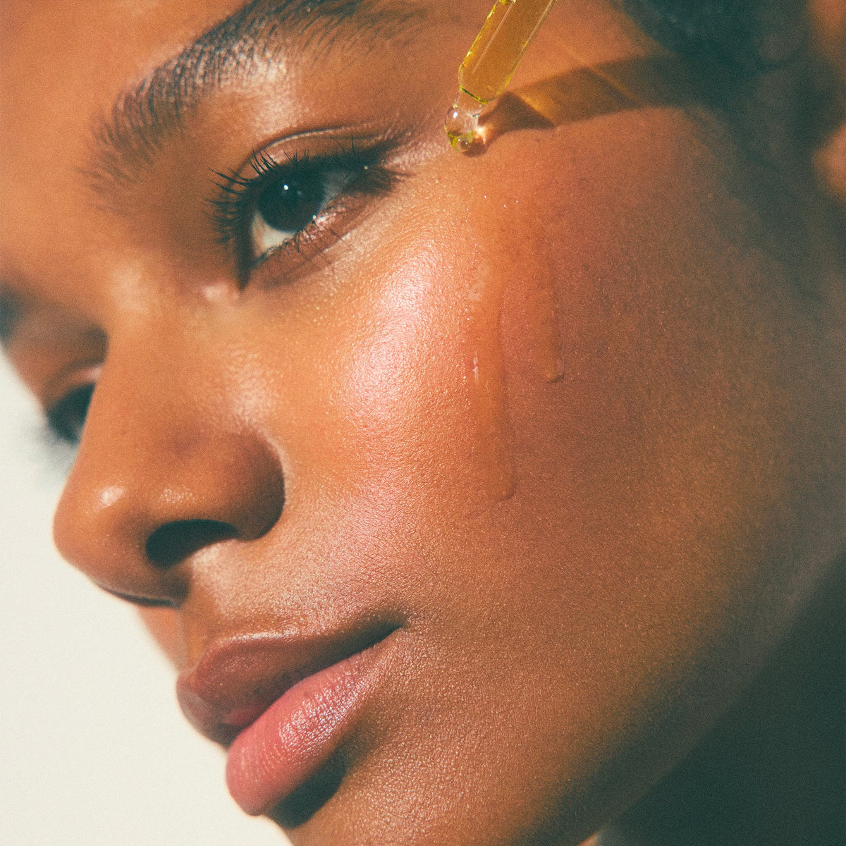 Huile visage illuminatrice – vue 4 - Holidermie | Maison Diaphane