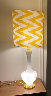 Lampe Opaline Zigzag Blanche et Jaune – luminaire décoratif contemporain - Empires | Maison Diaphane