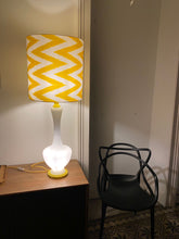 Lampe Opaline Zigzag Blanche et Jaune – luminaire décoratif contemporain – vue 2 - Empires | Maison Diaphane