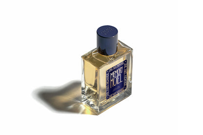 Memory Motel – parfum boisé chypré aux notes de cuir, tabac et vanille – vue 2 - Une Nuit Nomade | Maison Diaphane