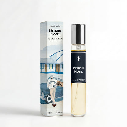 Memory Motel – parfum boisé chypré aux notes de cuir, tabac et vanille – vue 3 - Une Nuit Nomade | Maison Diaphane