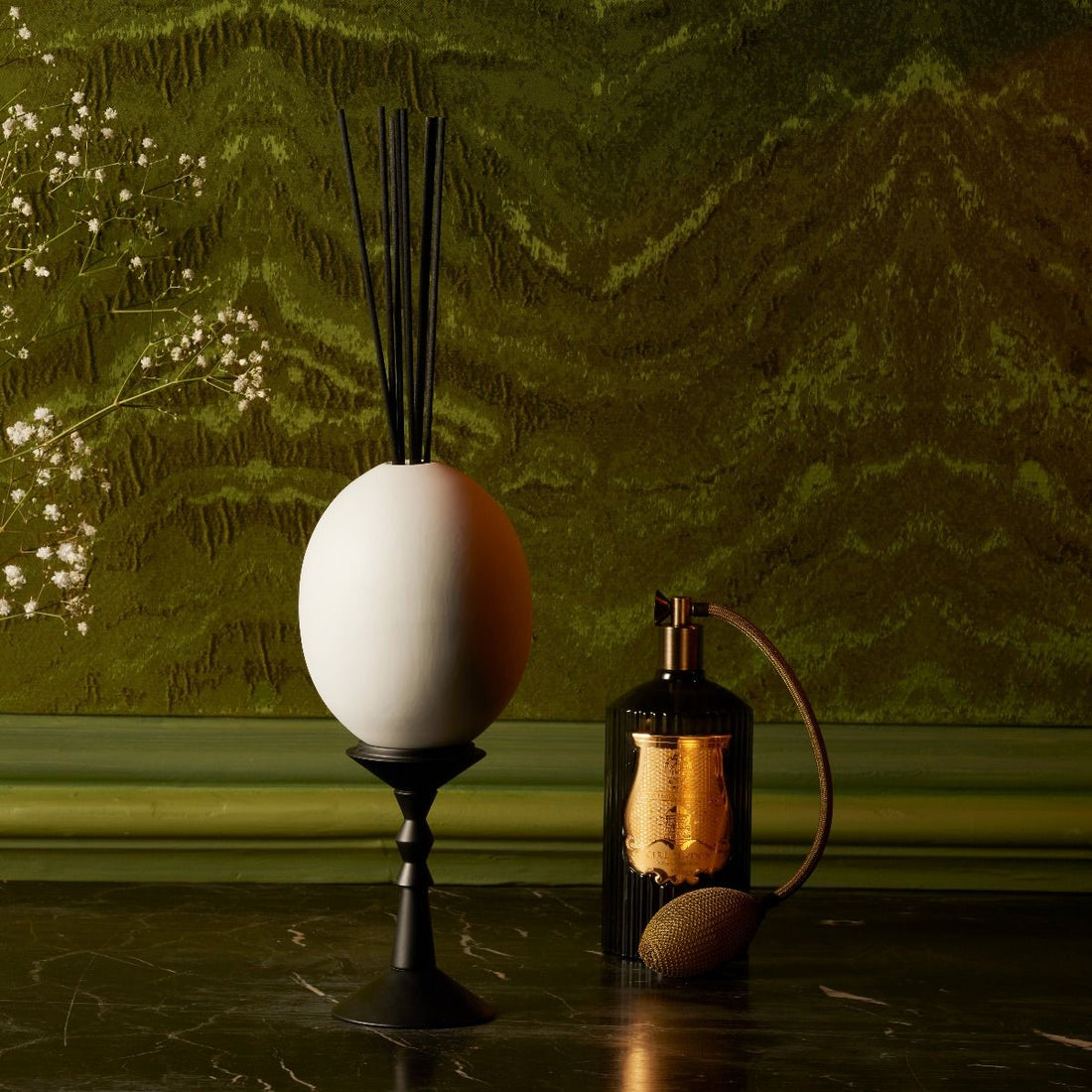 Oeuf Cyrnos de TRUDON diffusant des notes de figue noire, citron et lavande méditerranéenne dans un objet sculptural Maison Diaphane