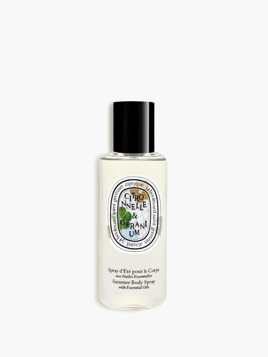 Spray corps Citronnelle &amp; Géranium Diptyque édition estivale 100 ml aux huiles essentielles, présenté avec son étui décoré d’une mosaïque florale bleu, vert et or inspirée des jardins d’été méditerranéens, Maison Diaphane.