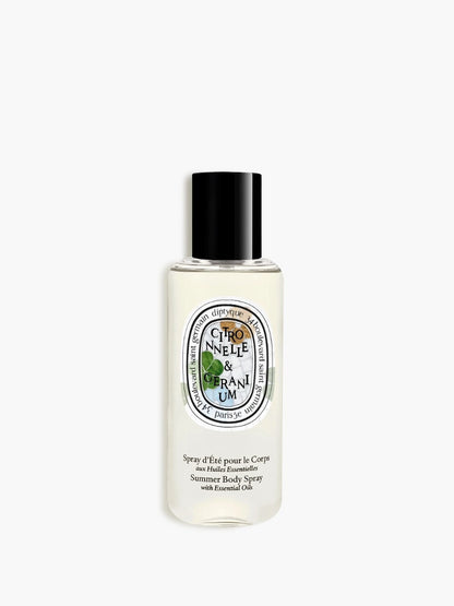 Spray corps Citronnelle &amp; Géranium Diptyque édition estivale 100 ml aux huiles essentielles, présenté avec son étui décoré d’une mosaïque florale bleu, vert et or inspirée des jardins d’été méditerranéens, Maison Diaphane.