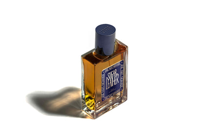 Sugar Leather – parfum cuir gourmand aux notes de cannelle, caramel et labdanum – vue 2 - Une Nuit Nomade | Maison Diaphane